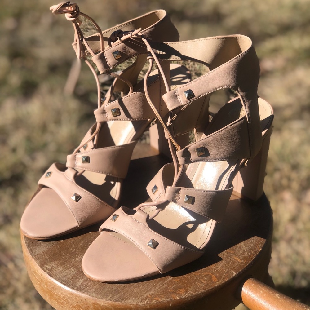 Vince Camuto Nude size 7 1/2 heels